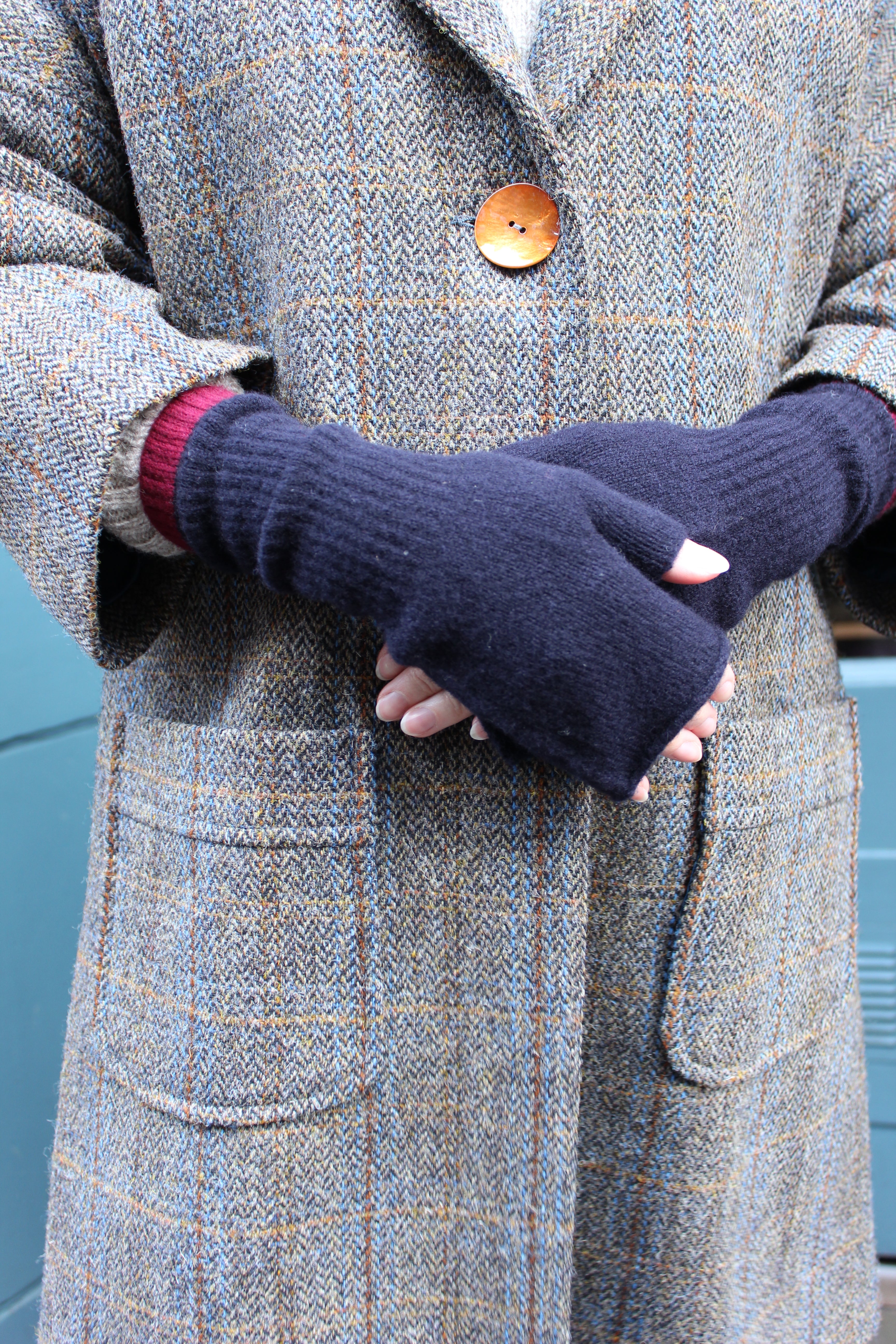Fingerless lambswool mittens in navy with a burgundy trim.