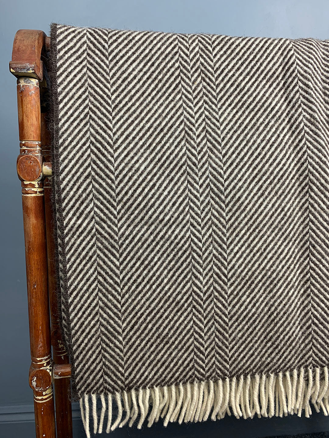 Brown blanket with tassels and geometric pattern from Jacob wool