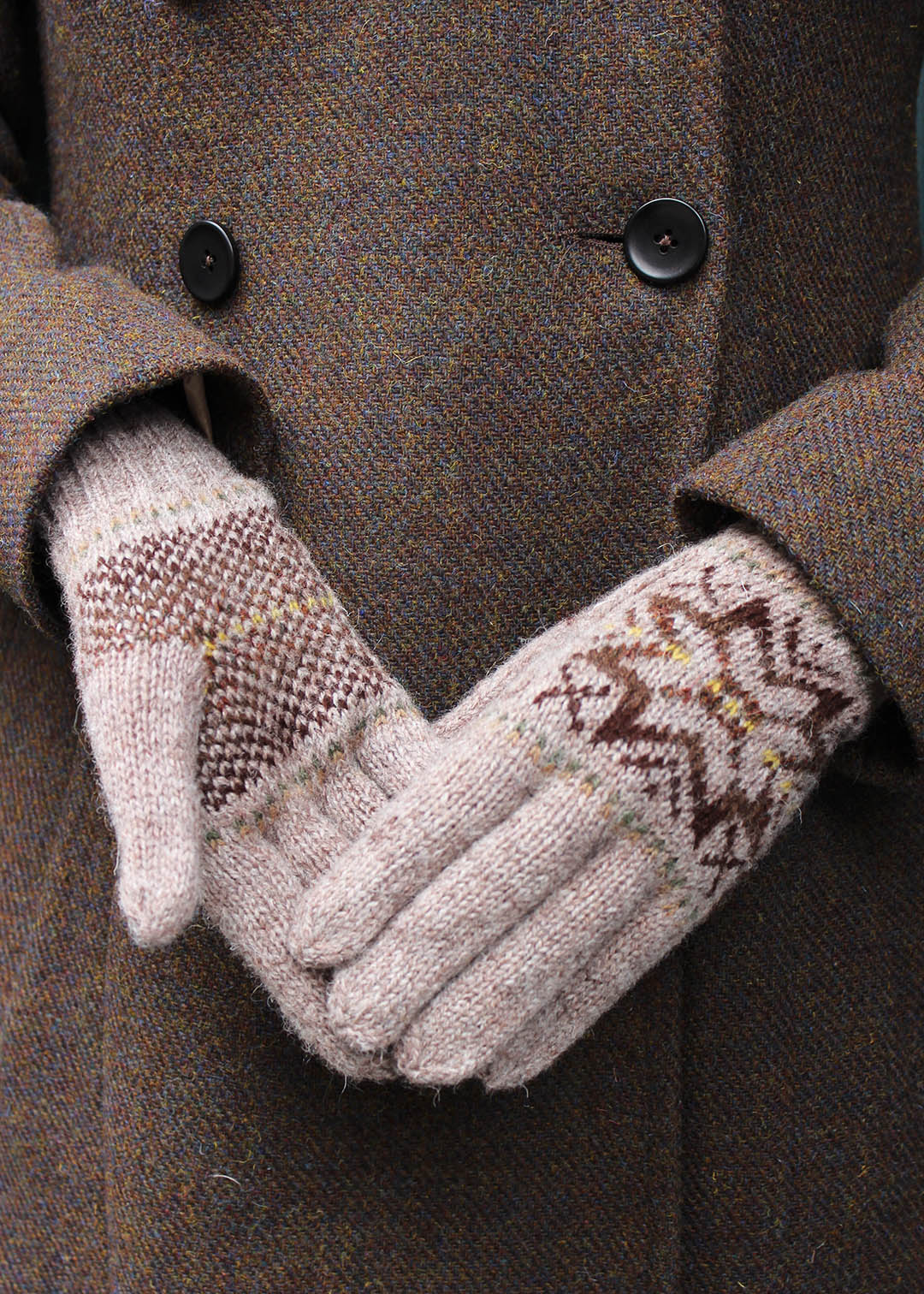 Hand knitted gloves in beige with Fair Isle pattern.