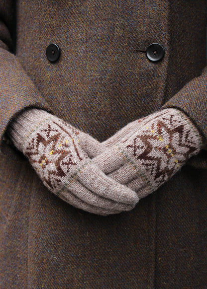 Hand knitted gloves in beige with Fair Isle pattern.