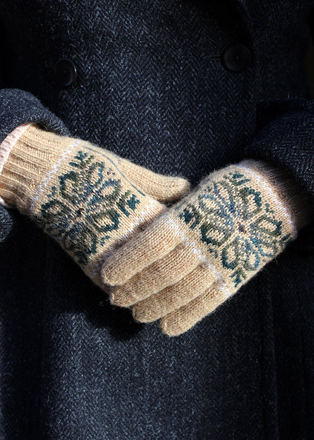 fair isle gloves in beige colour knitted in shetland