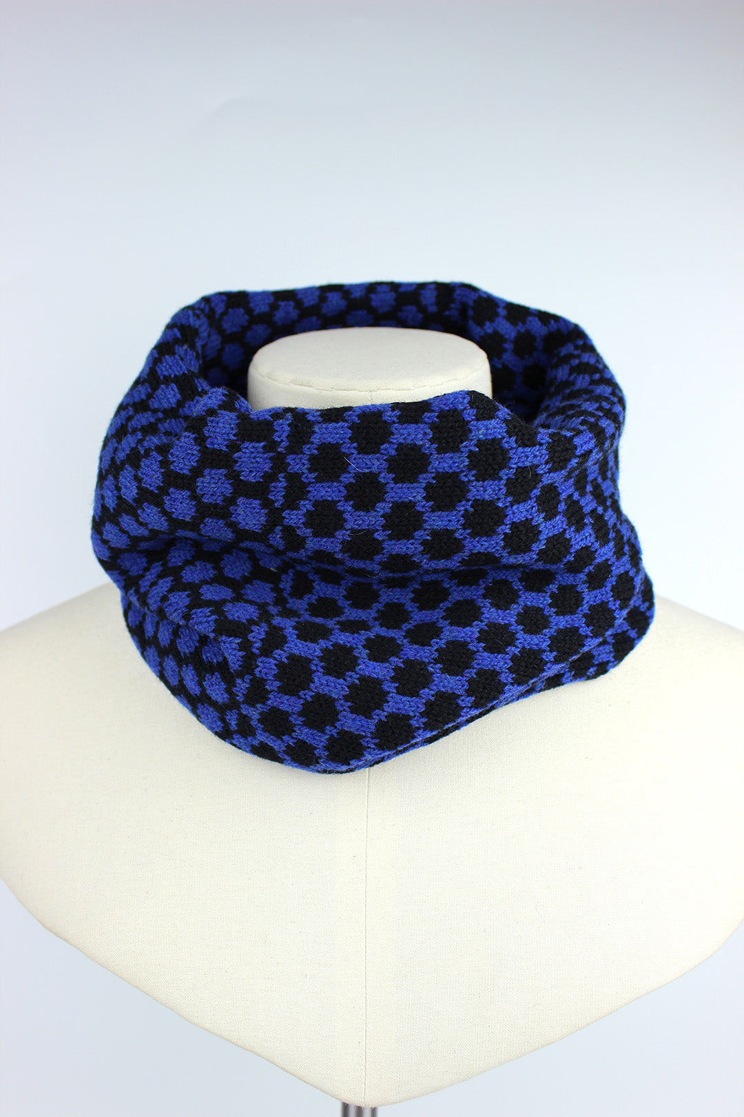 Dotted Cowl Persian Black