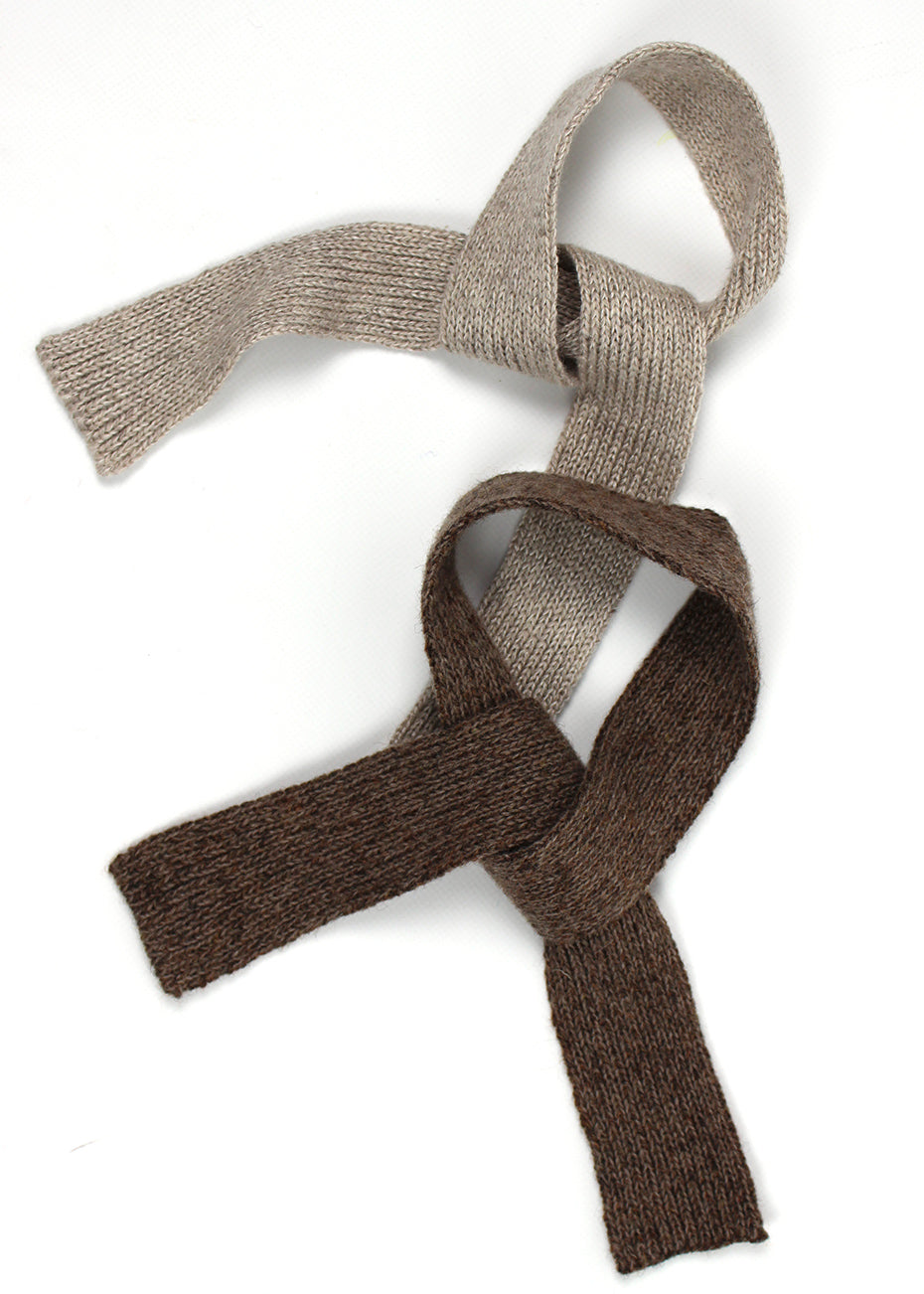 Knitted wool neck tie in natural colours. 