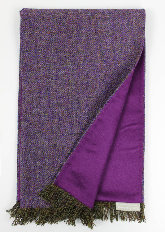 Our limited edition Harris scarf is made up of hand woven tweed in a myriad of purple hues like Scottish heather, paired with a soft cashmere reverse in deep purple.