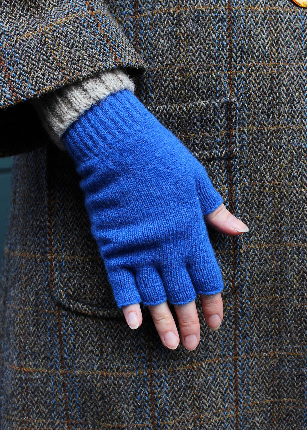 Fingerless lambswool gloves in cobalt colour.
