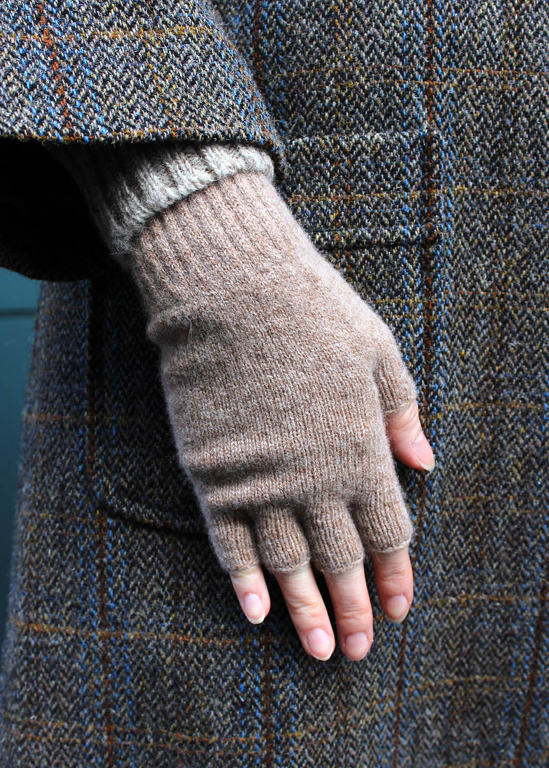 Fingerless lambswool gloves in camel colour.