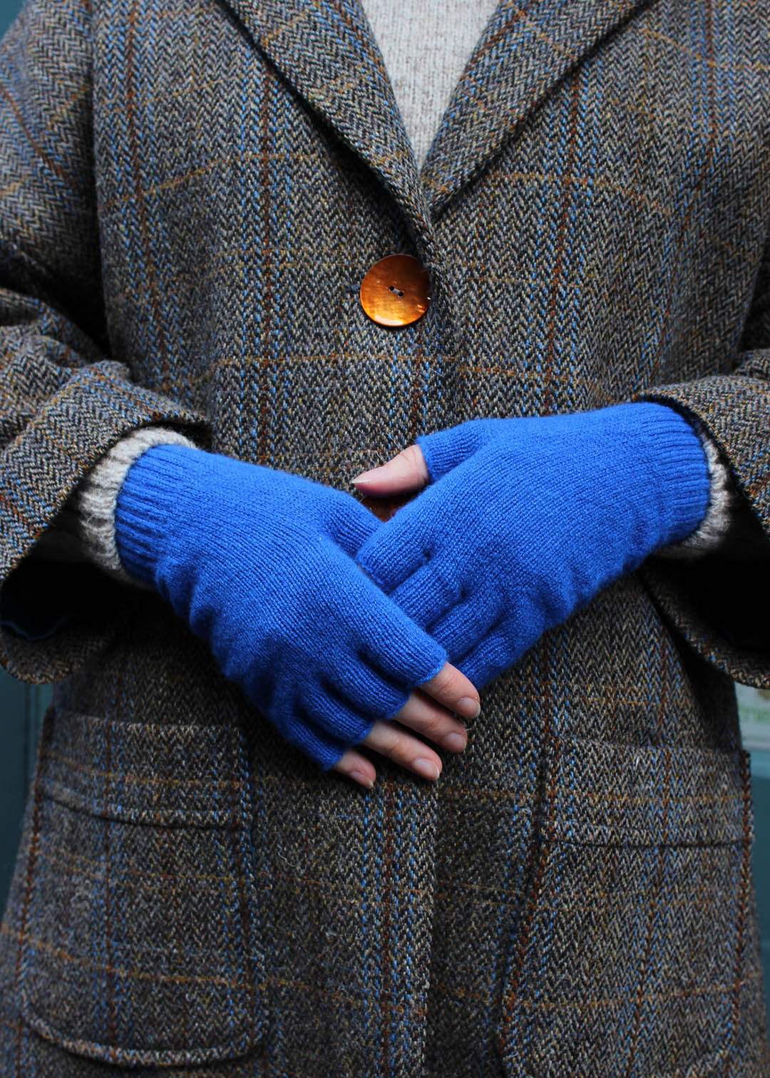 Fingerless lambswool gloves in cobalt colour.