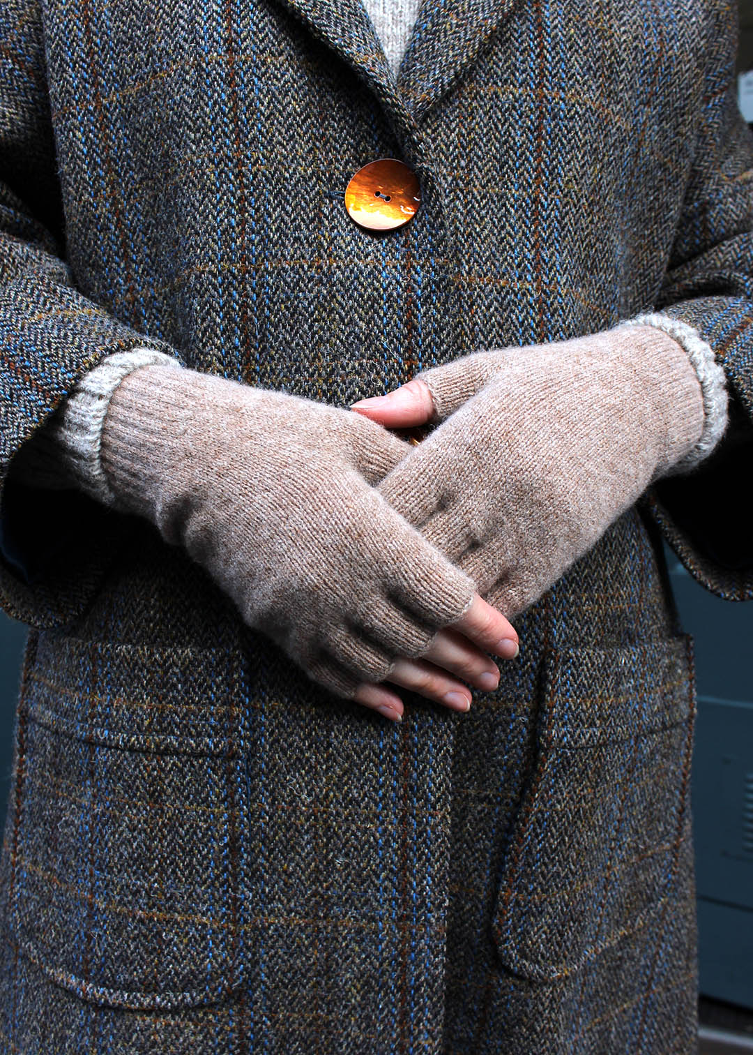 Fingerless lambswool gloves in camel colour.