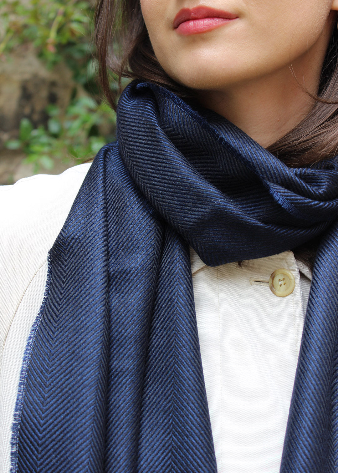 Cashmere and silk scarf in navy and black.