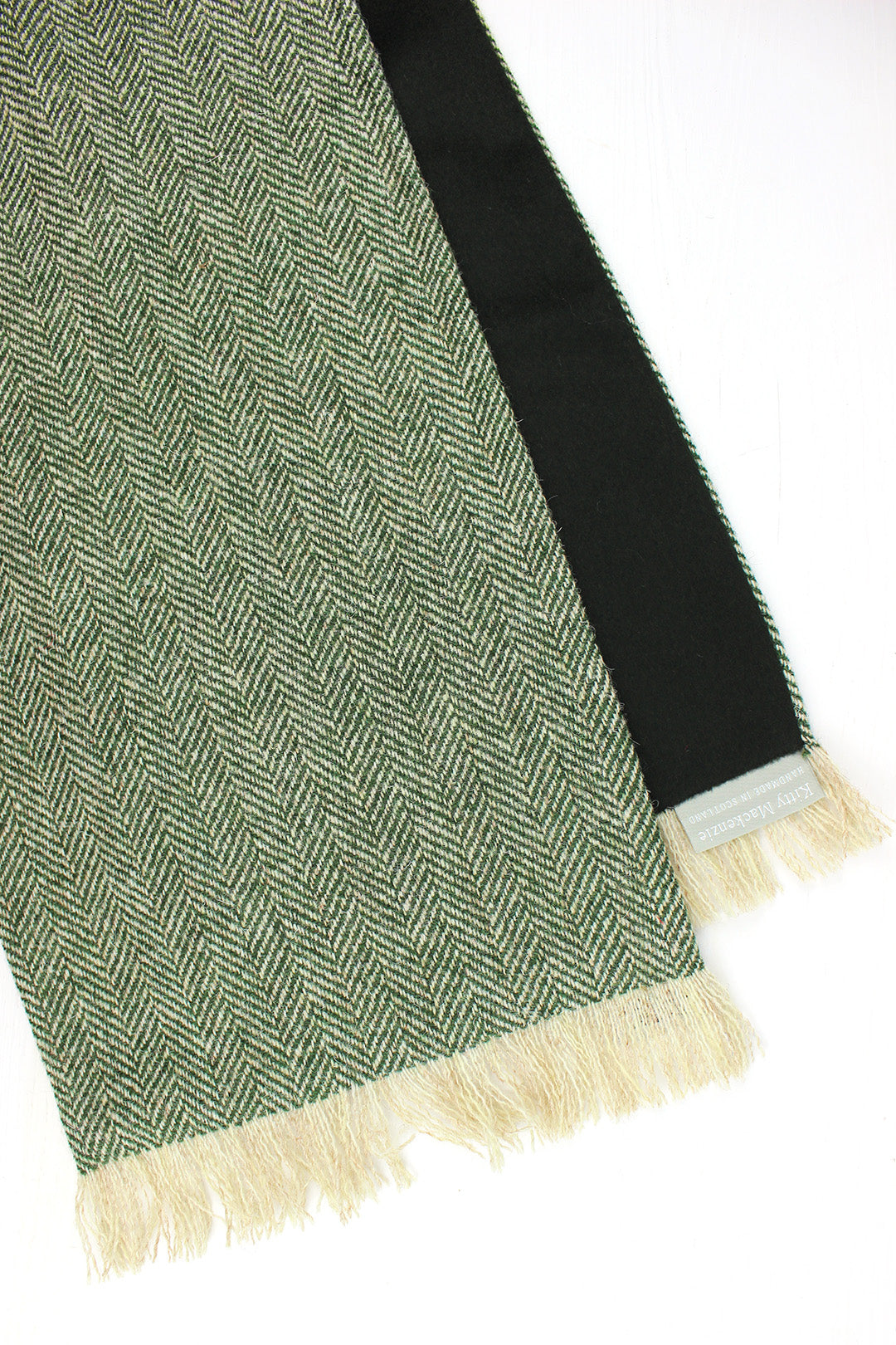 Harris tweed scarf in green herringbone, lined with a dark green cashmere. Made in Scotland