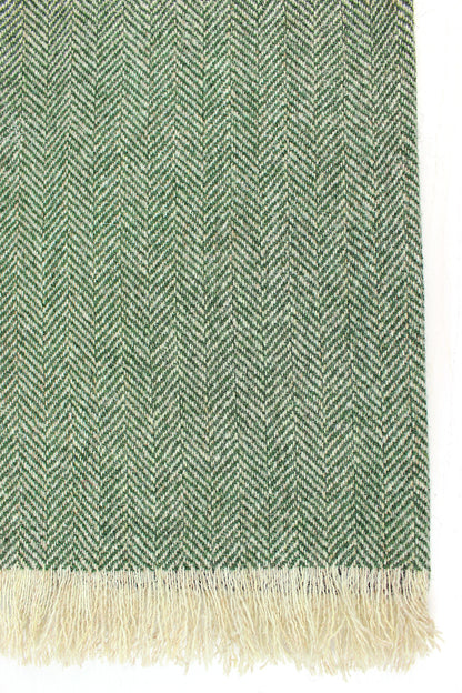 Harris tweed scarf in green herringbone, lined with a dark green cashmere. Made in Scotland