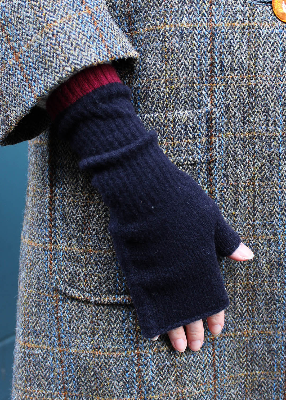 Fingerless lambswool mittens in navy with a burgundy trim.
