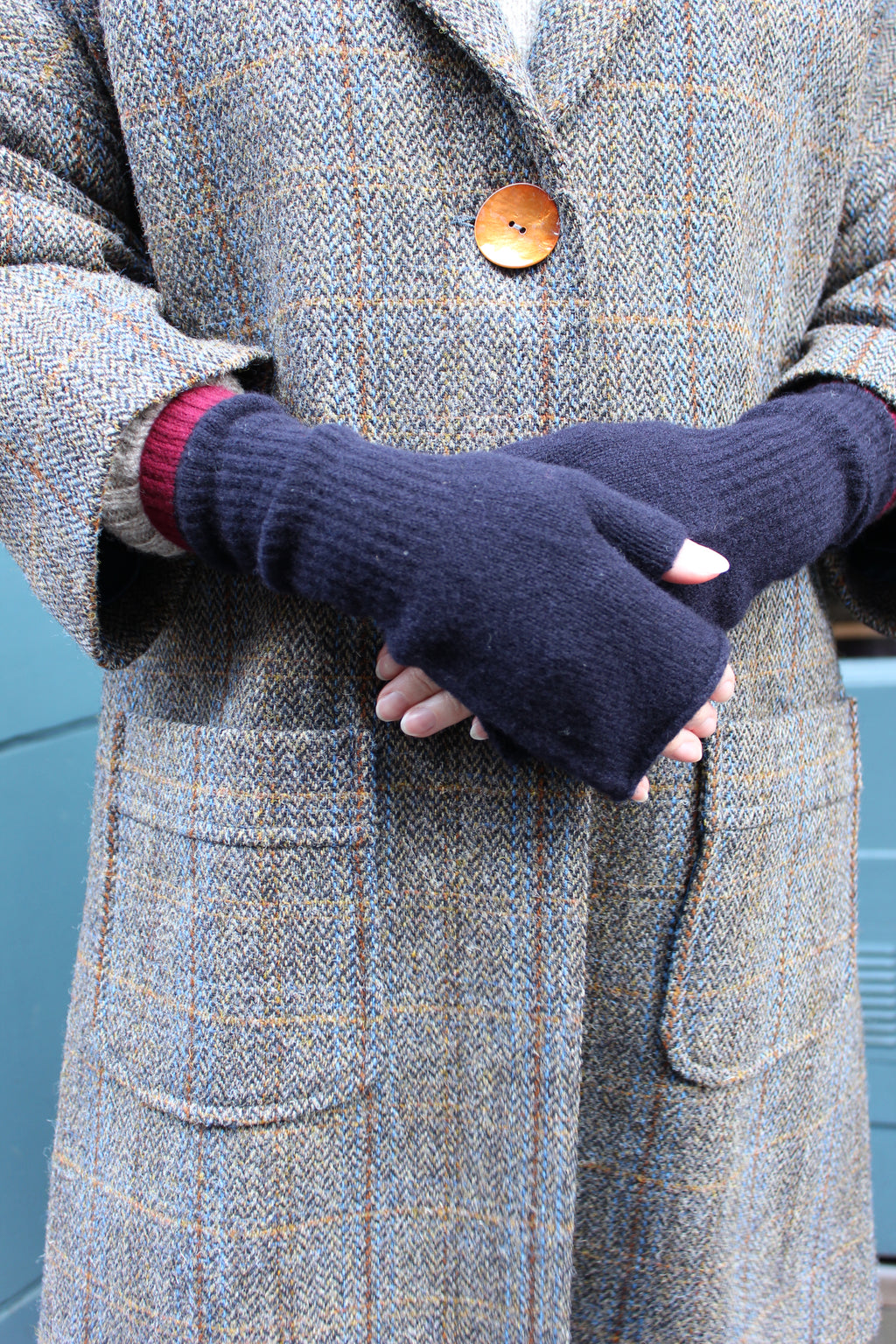 Fingerless lambswool mittens in navy with a burgundy trim.