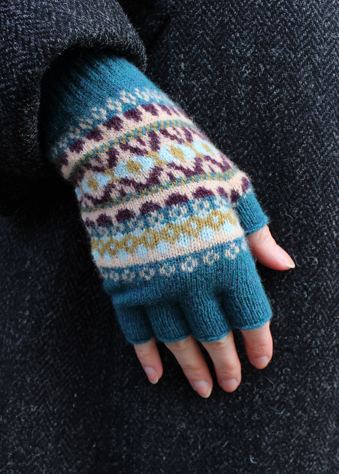 Kerse Gloves Teal FairIsle – Scottish Textiles Showcase