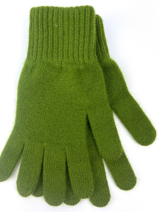 Cashmere gloves in moss green shades. Knitted in the Scottish borders