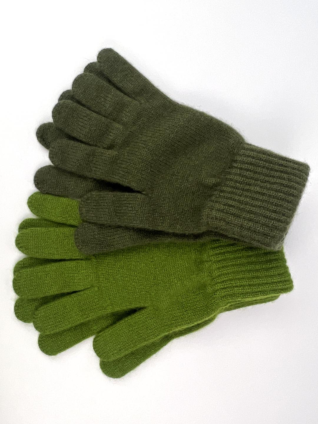 Cashmere gloves in moss green shades. Knitted in the Scottish borders