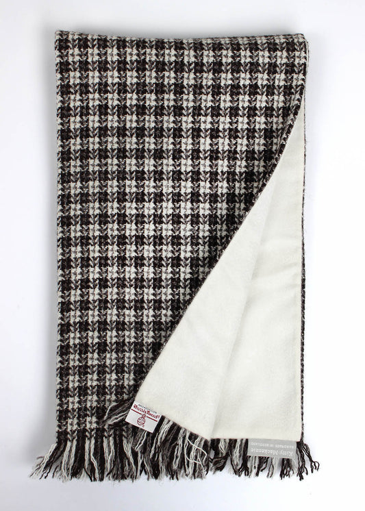 A lovely black and white check woven in a blend of un-dyed British wool, this luxurious <em>Harris Tweed</em> scarf is lined with the softest Scottish cashmere in off white.&nbsp;