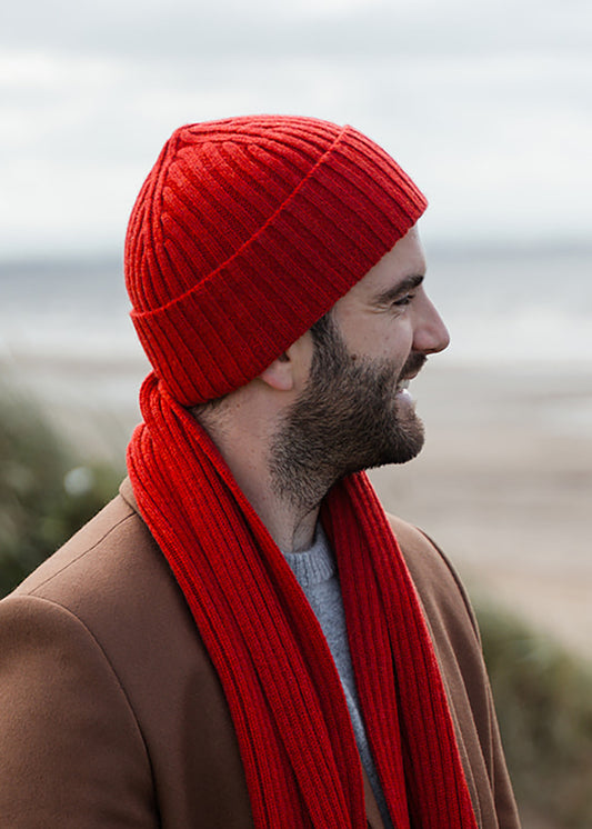 Ribbed lambswool beanie in jasper red.
