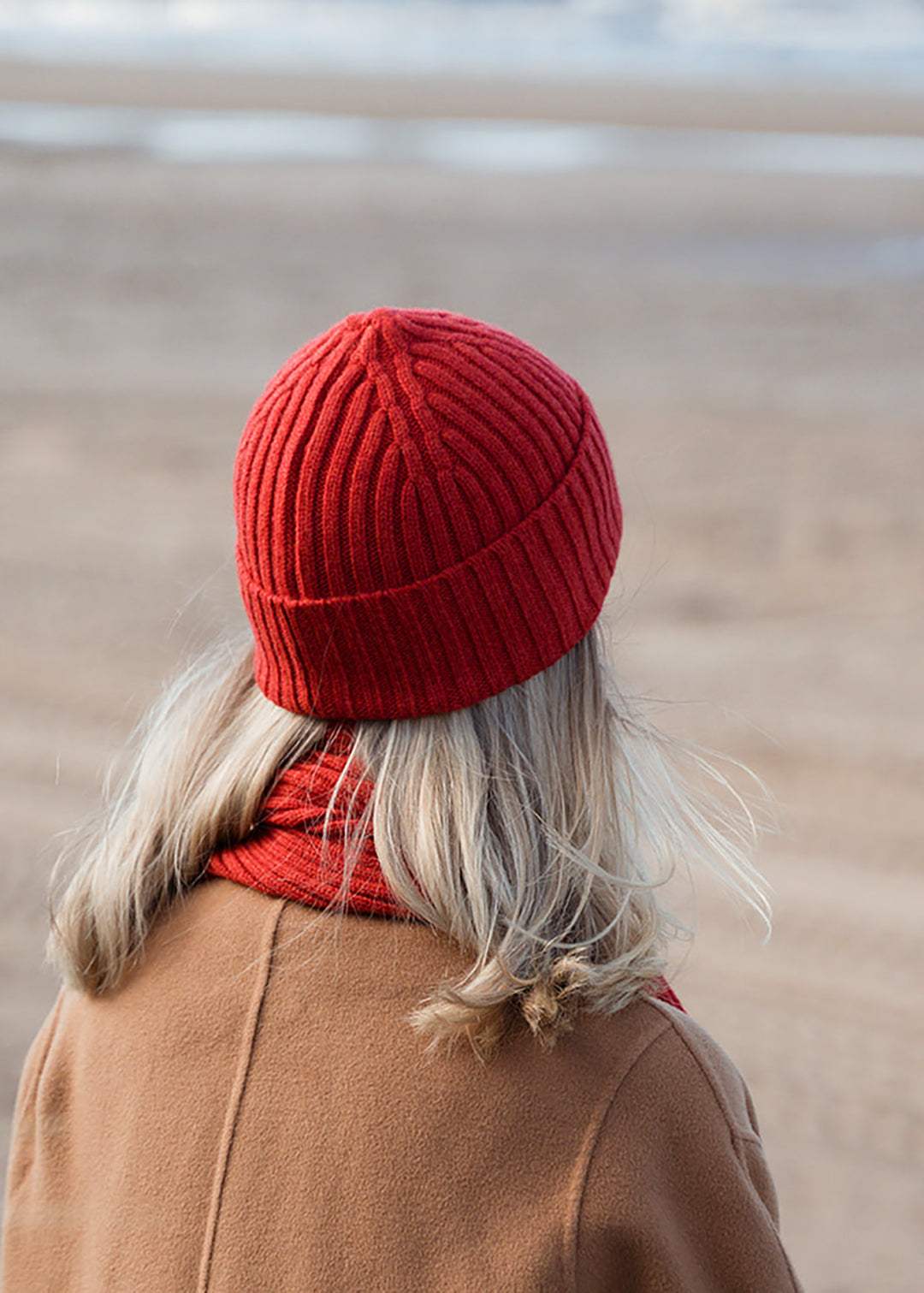 Ribbed lambswool beanie in jasper red.