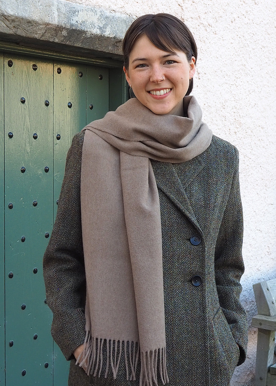 Luxurious cashmere scarf in soft camel