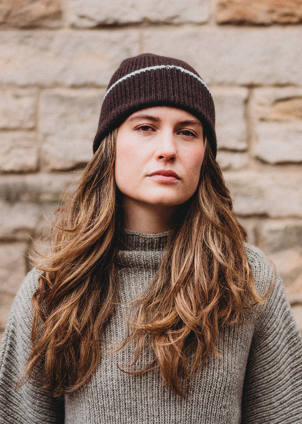 Cashmere beanie in dark brown.