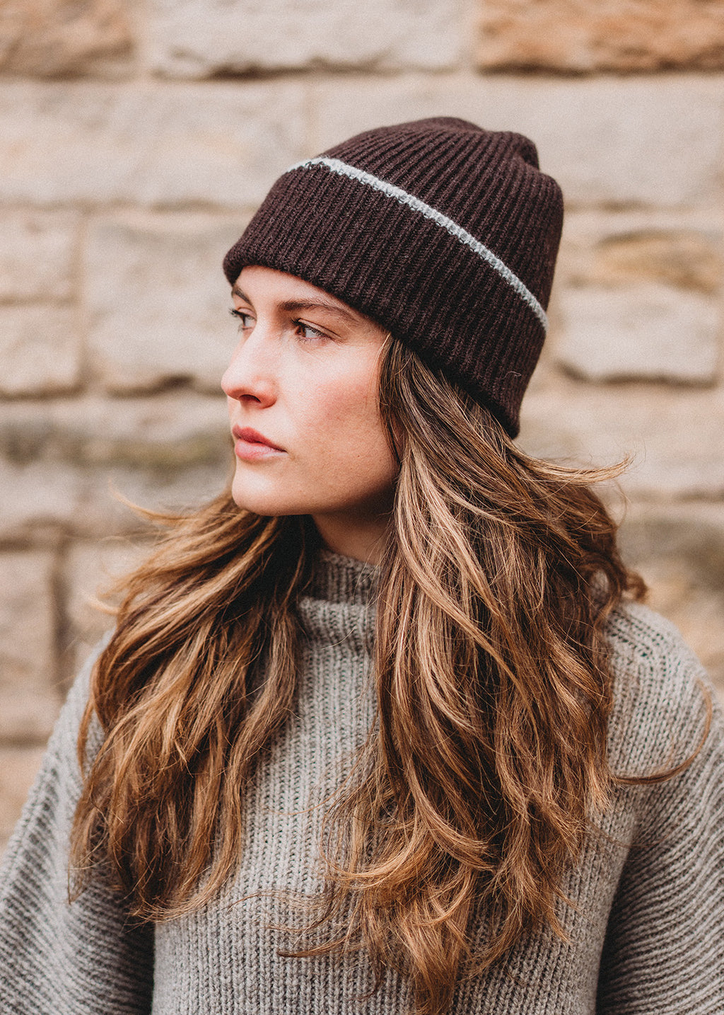 Cashmere beanie in dark brown.