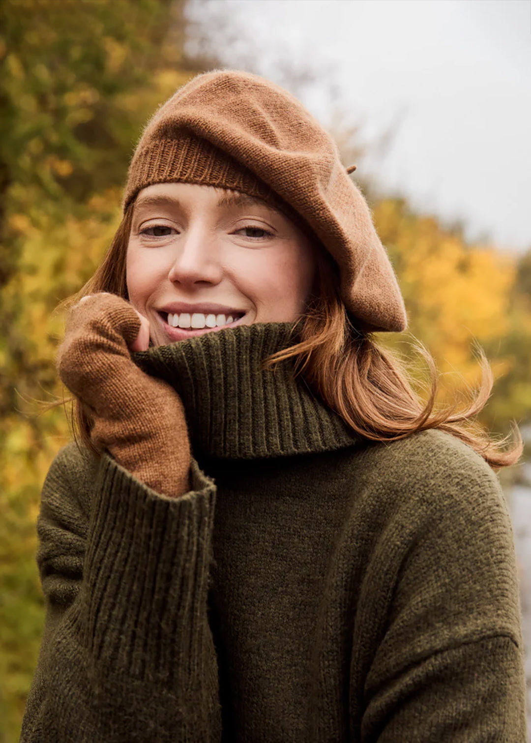 Pure cashmere beret in warm caramel.