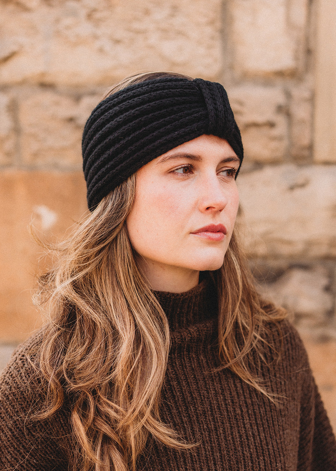 Chunky knitted ear warmer in black cashmere.