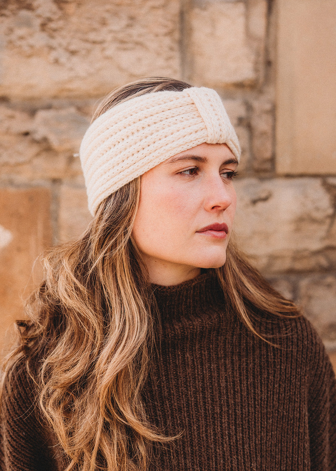 Chunky knitted ear warmer in ivory cashmere.