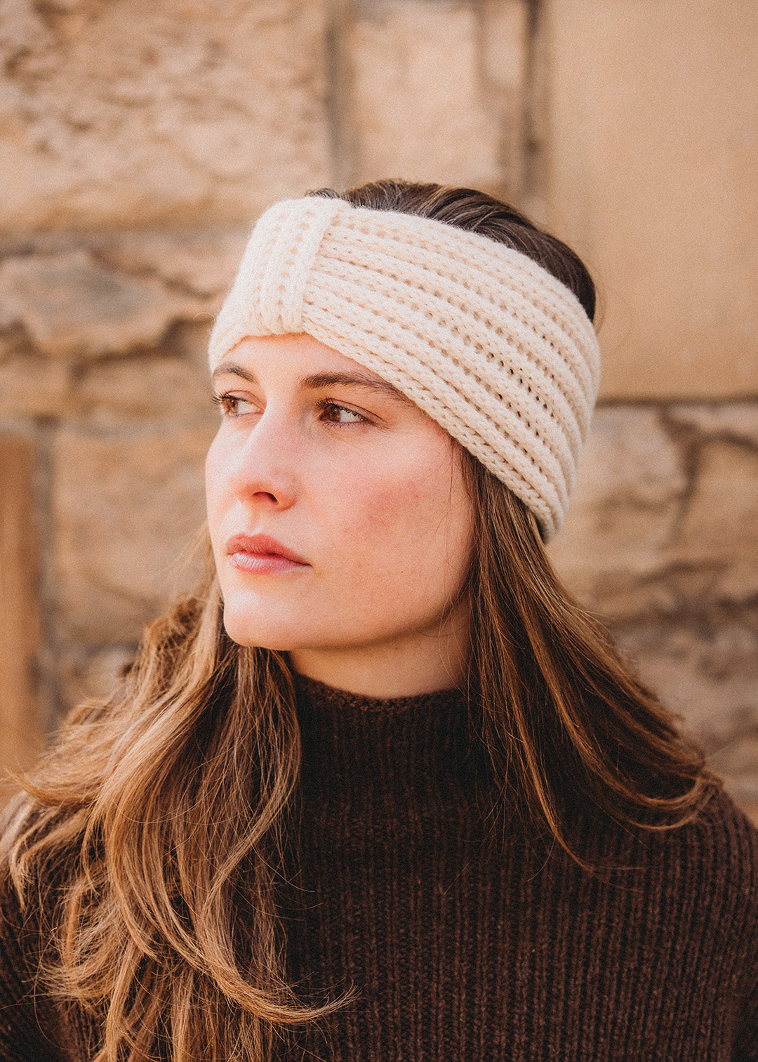 Chunky knitted ear warmer in ivory cashmere.