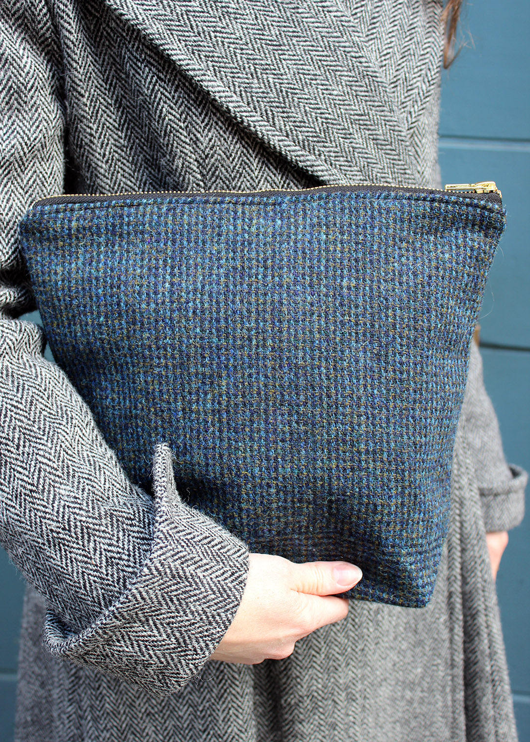 A useful, extra large multi purpose bag made using peacock blue Harris Tweed®, woven on the Outer Hebrides.&nbsp;