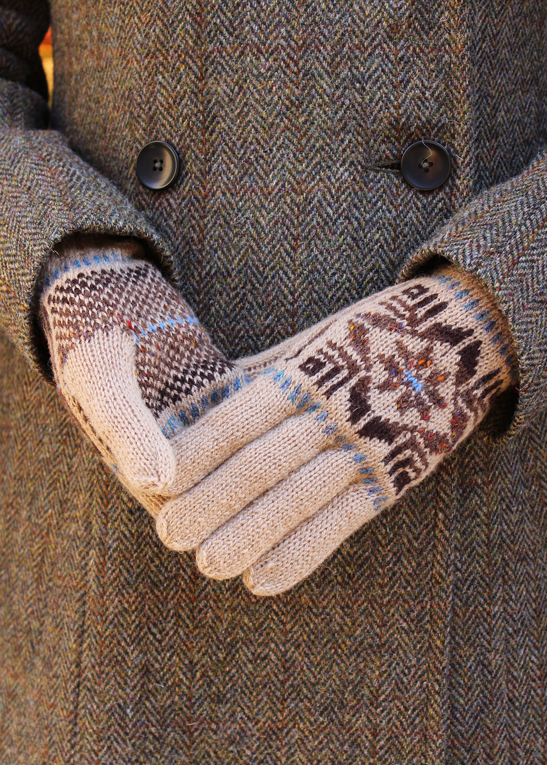 Hand knitted gloves in beige with Fair Isle pattern.