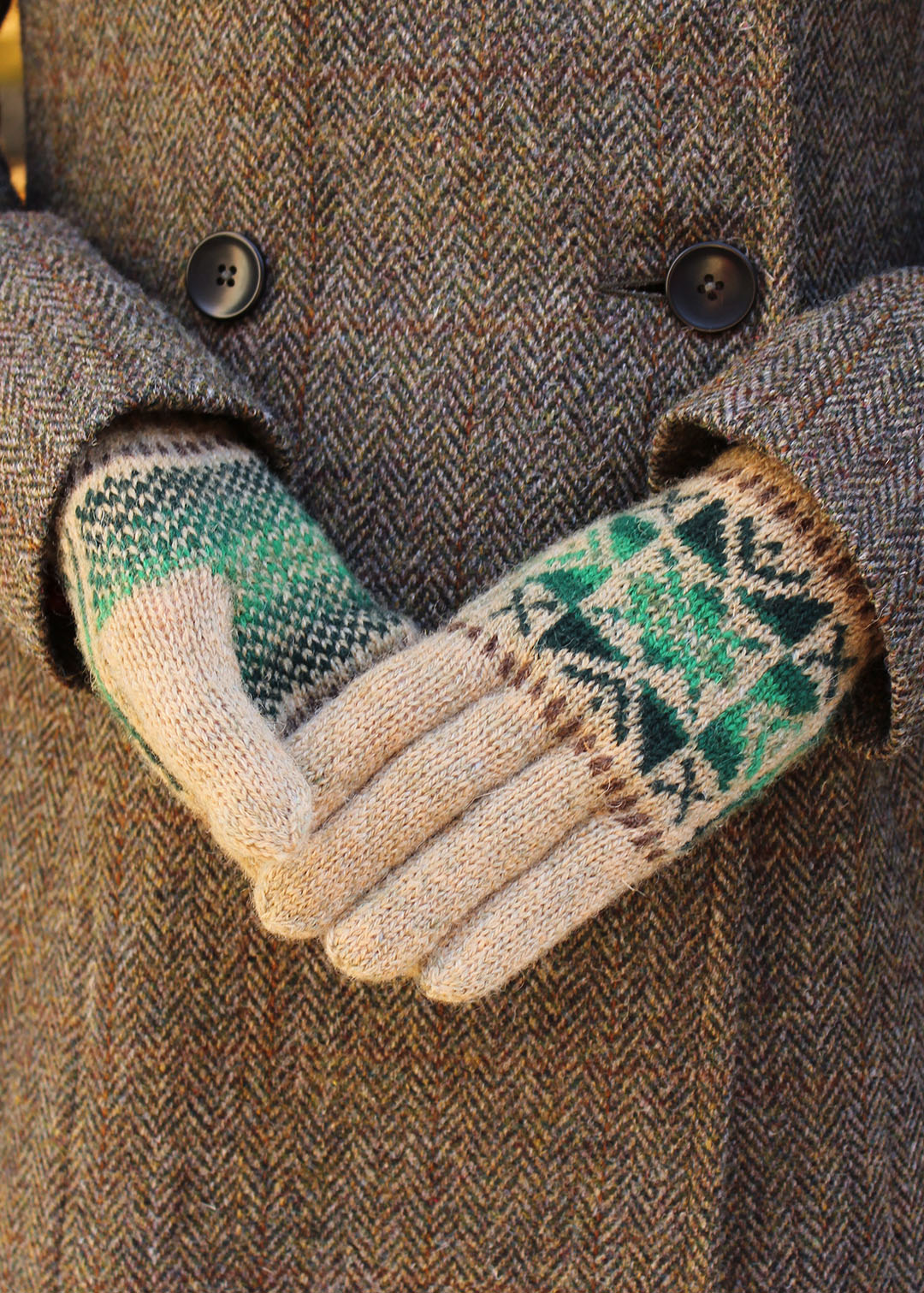 Hand knitted gloves in beige with Fair Isle pattern.