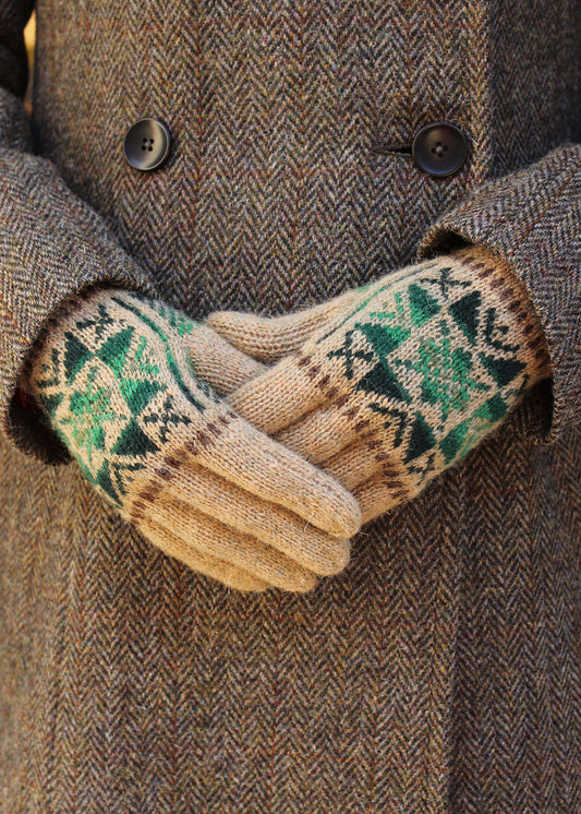 Hand knitted gloves in beige with Fair Isle pattern.