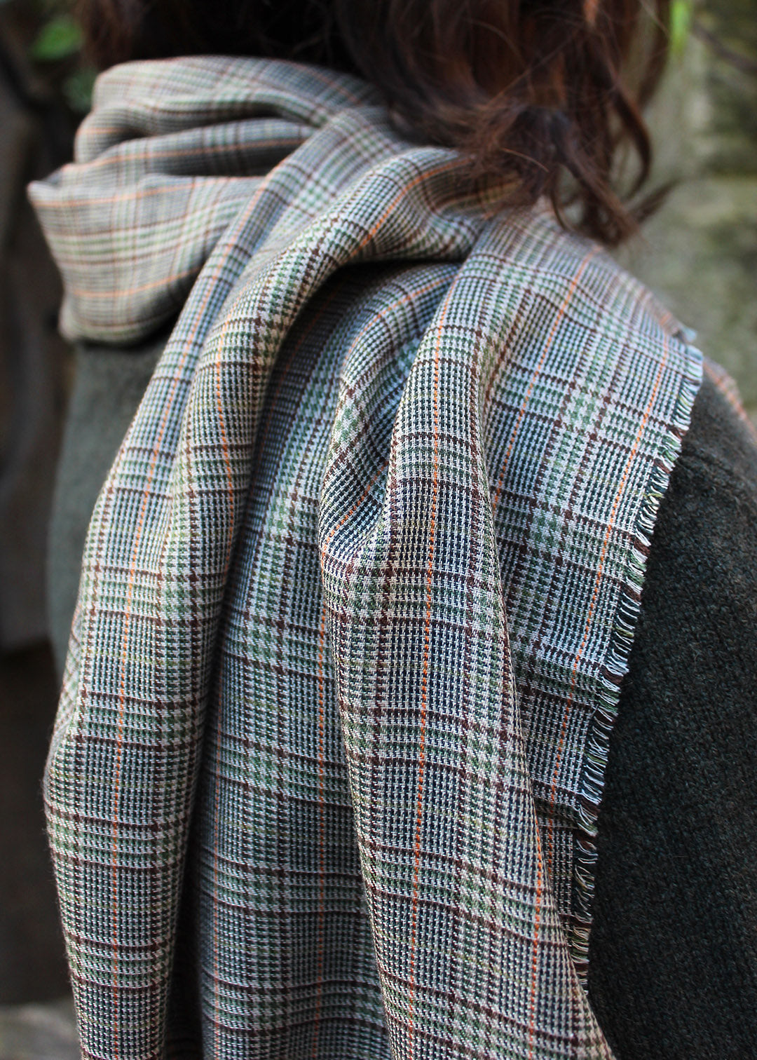 The Speyside Stole is made from a luxurious blend of cashmere and silk in a fine houndstooth check.