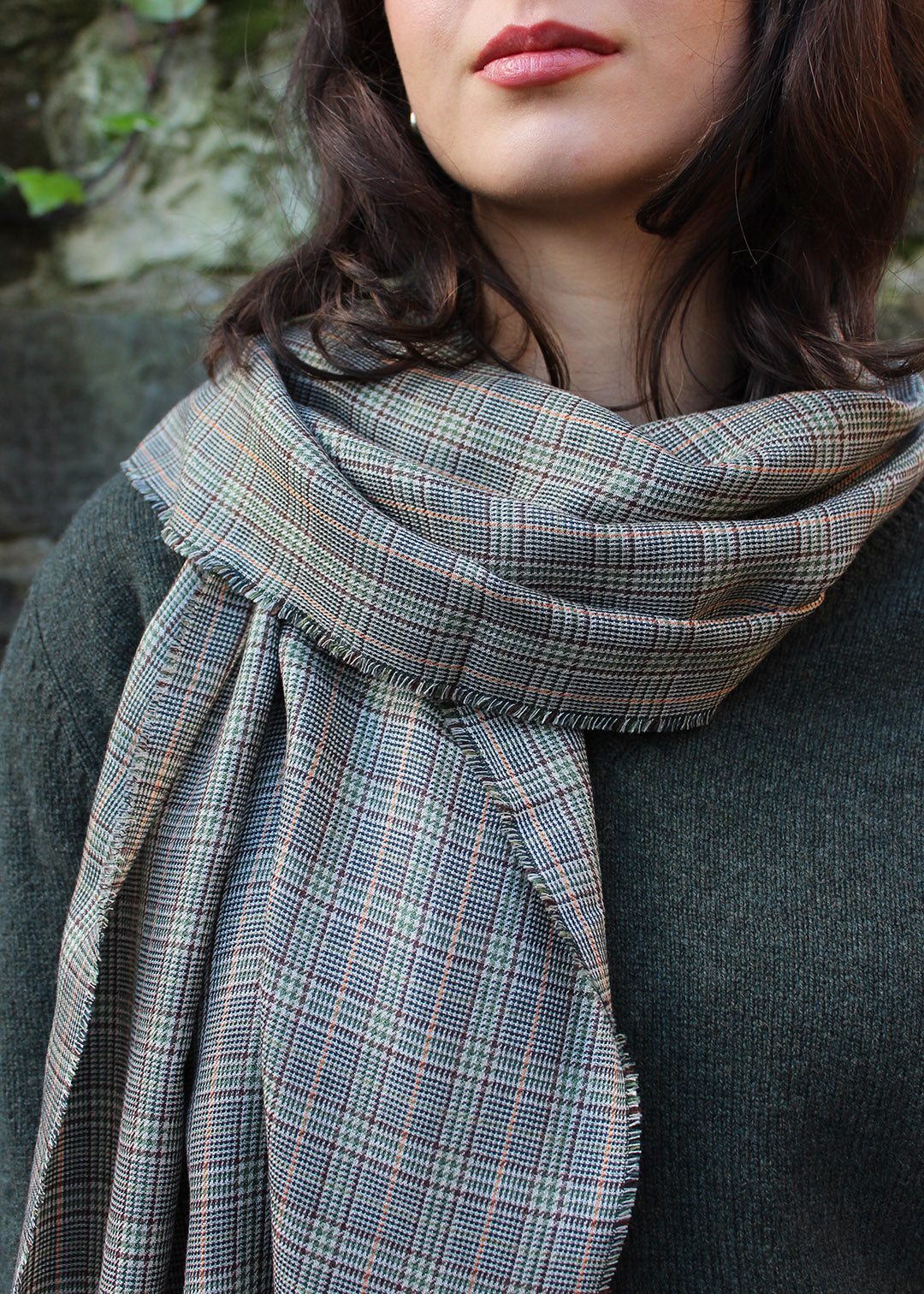 The Speyside Stole is made from a luxurious blend of cashmere and silk in a fine houndstooth check.