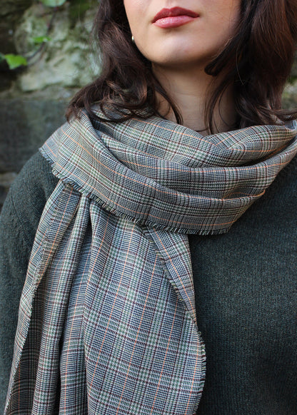 The Speyside Stole is made from a luxurious blend of cashmere and silk in a fine houndstooth check.