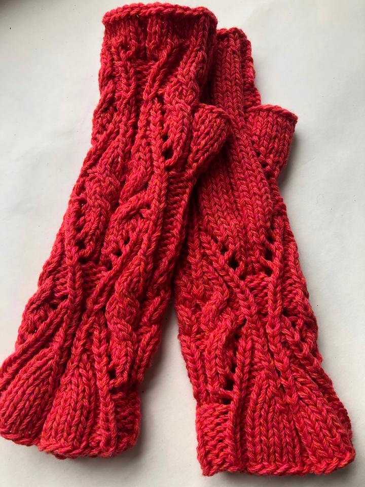 Knitting pattern red arabesque mittens