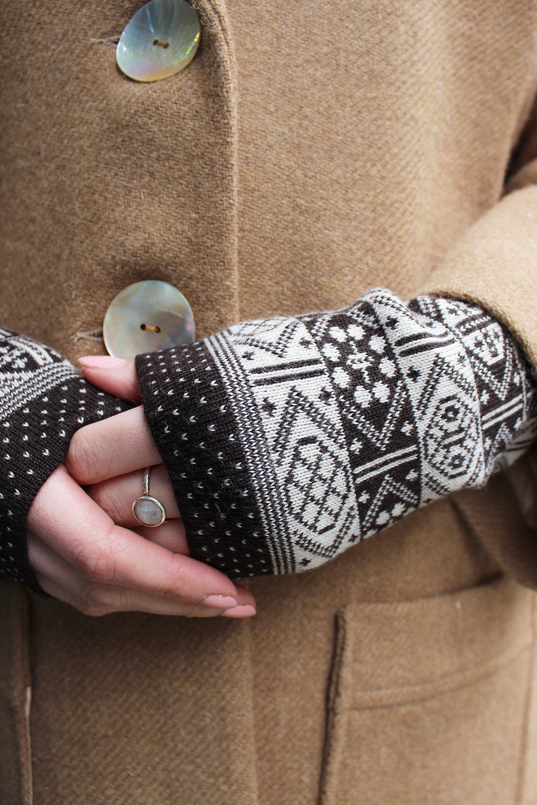 Scottish Shetland Fair Isle designer wrist warmers in black and white, based on traditional geometric Shetland designs. This beautiful pair of Fair Isle wrist warmers is knitted by BAKKA in soft merino wool.