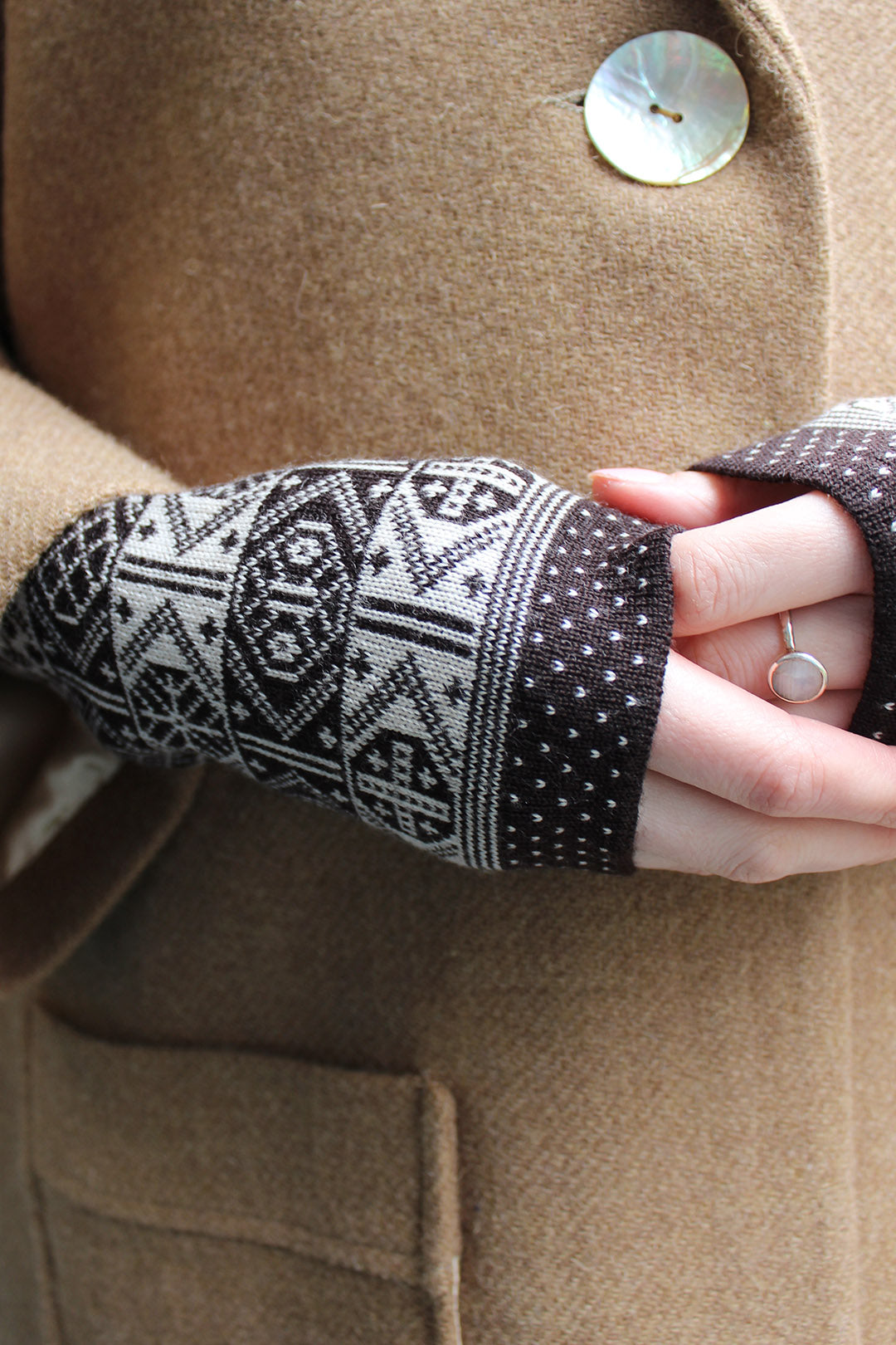 Scottish Shetland Fair Isle designer wrist warmers in black and white, based on traditional geometric Shetland designs. This beautiful pair of Fair Isle wrist warmers is knitted by BAKKA in soft merino wool.